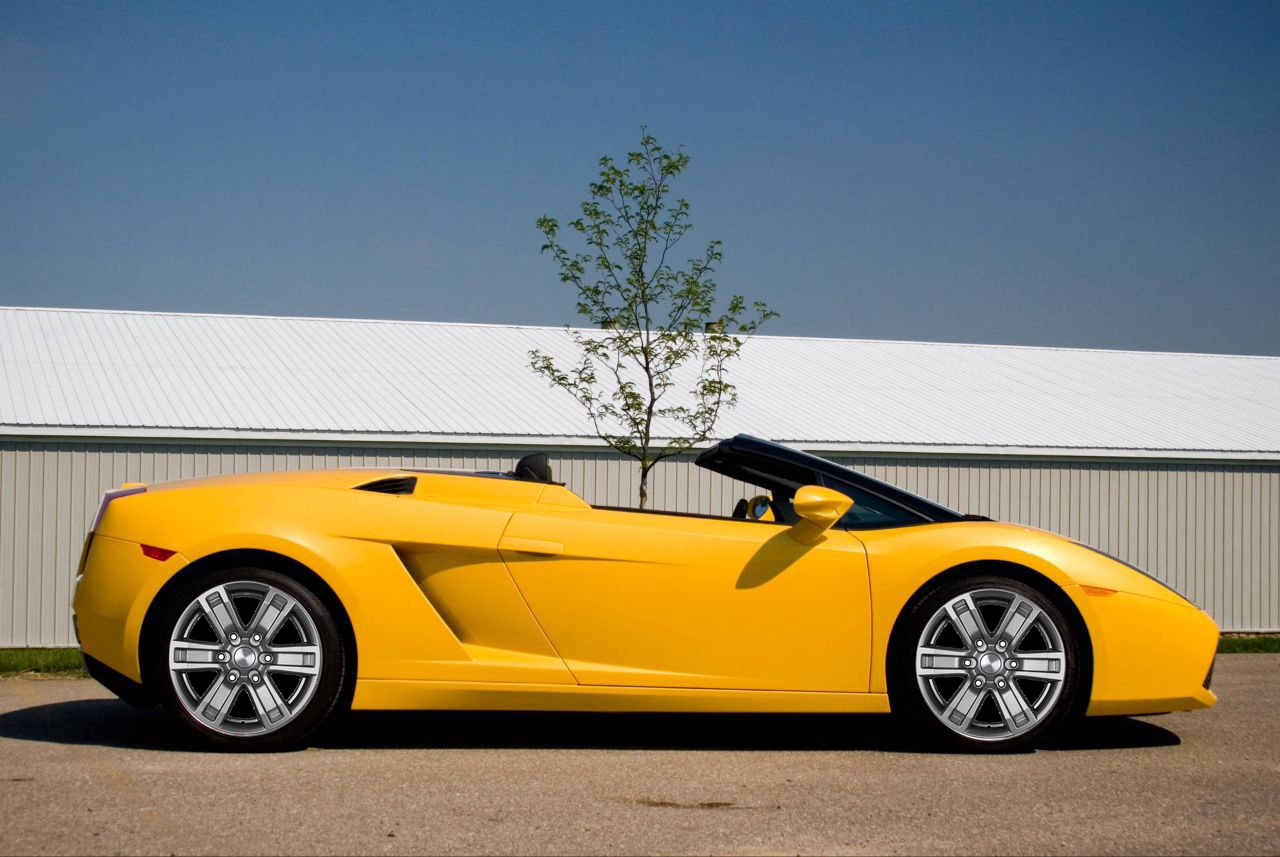 Автомобиль после примерки новых дисков с помощью нейросети